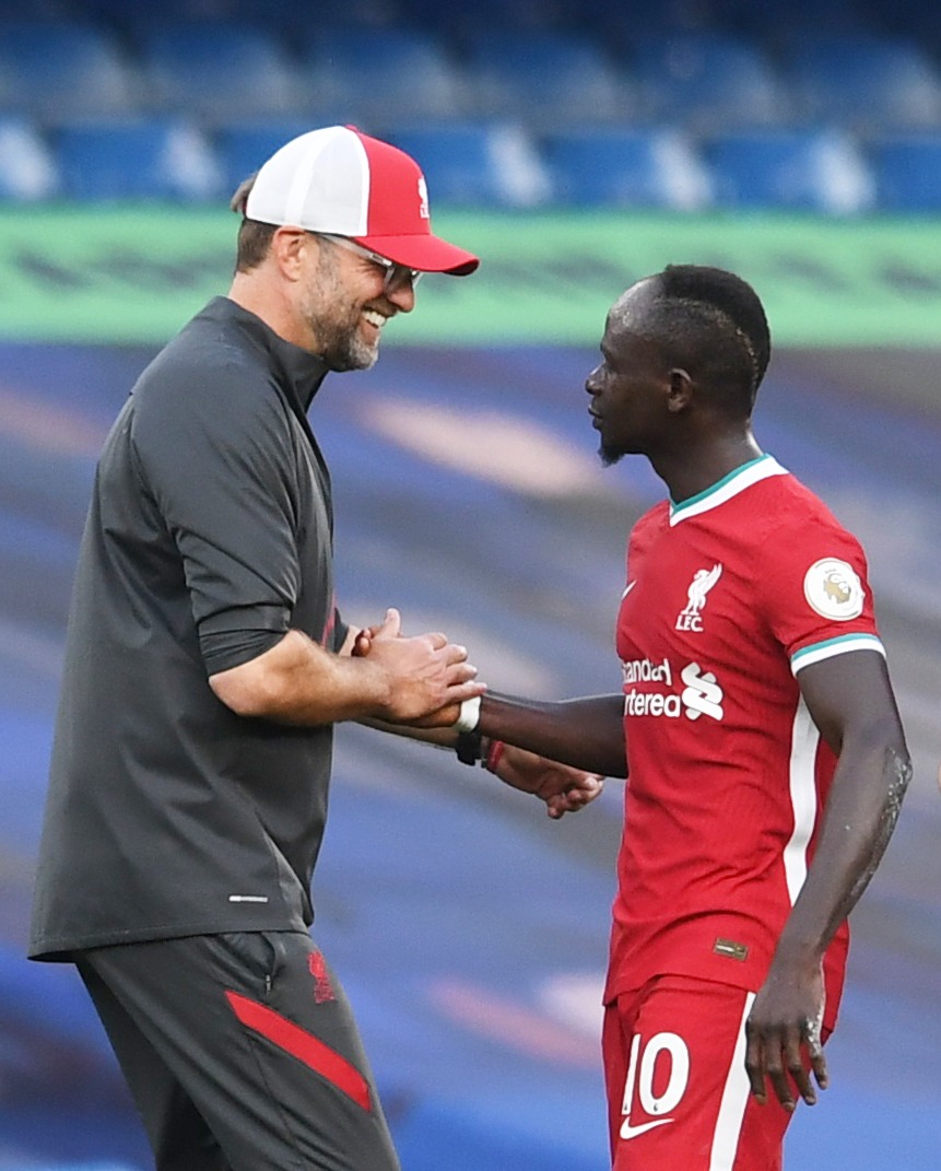 ساديو ماني لاعب ليفربول السابق يصافح المدرب يورغن كلوب عقب الفوز على تشيلسي - 20 سبتمبر 2020