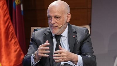 رئيس الدوري الإسباني مهدد بالفصل بعد كشف أسرار برشلونة