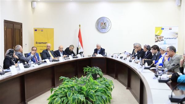 عاشور يعقد اجتماعًا مع مجموعة خبراء تطوير التعليم العالي ضمن برنامج الاتحاد الأوروبي “إيراسموس”