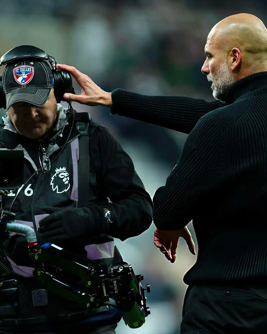 غوارديولا مع مصور تليفزيوني