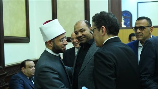 وزراء وشخصيات عامة وفنانين يقدمون واجب العزاء في وفاة والدة وزير التموين.. صور