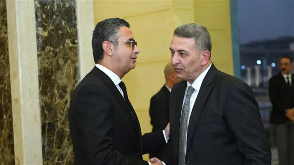 محافظ البنك المركزى ووزراء يقدمون العزاء في والدة وزير التموين.. صور