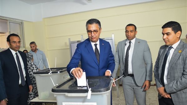 واجب وطني.. وزير التموين والتجارة الداخلية يدلي بصوته بانتخابات مجلس النواب 2025