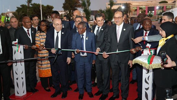 وزير قطاع الأعمال العام يفتتح المعرض الجزائري للرعاية الصحية بمشاركة واسعة من الدول الأفريقية