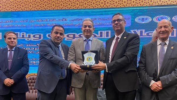 جامعة الأزهر تُكرّم نقيب الإعلاميين عقب مشاركته في المؤتمر العلمي الدولي السادس