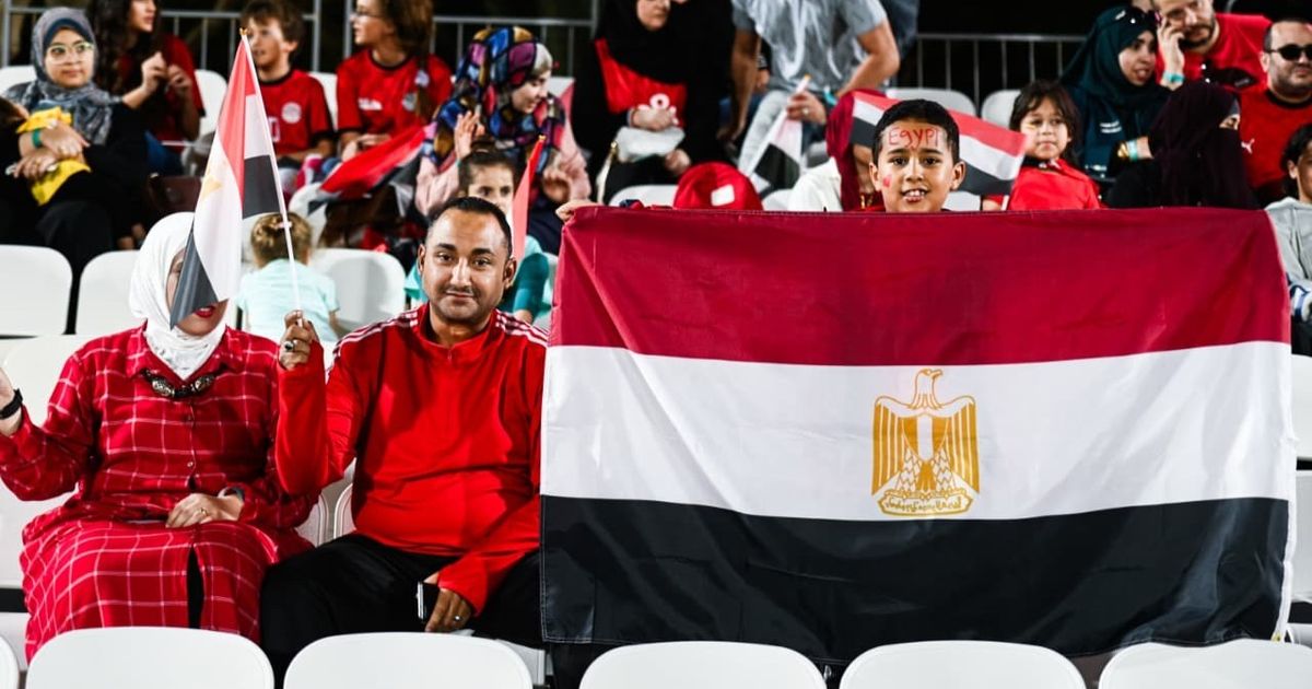 ” رجالة”.. الجماهير تواسي شباب مصر بعد الهزيمة من إنجلترا