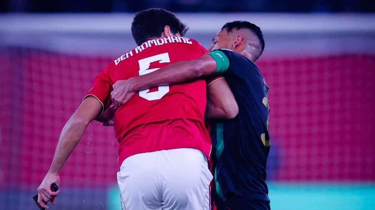 3 كرات في الملعب.. أغرب لقطات مباراة الأهلي والجيش الملكي (فيديو)