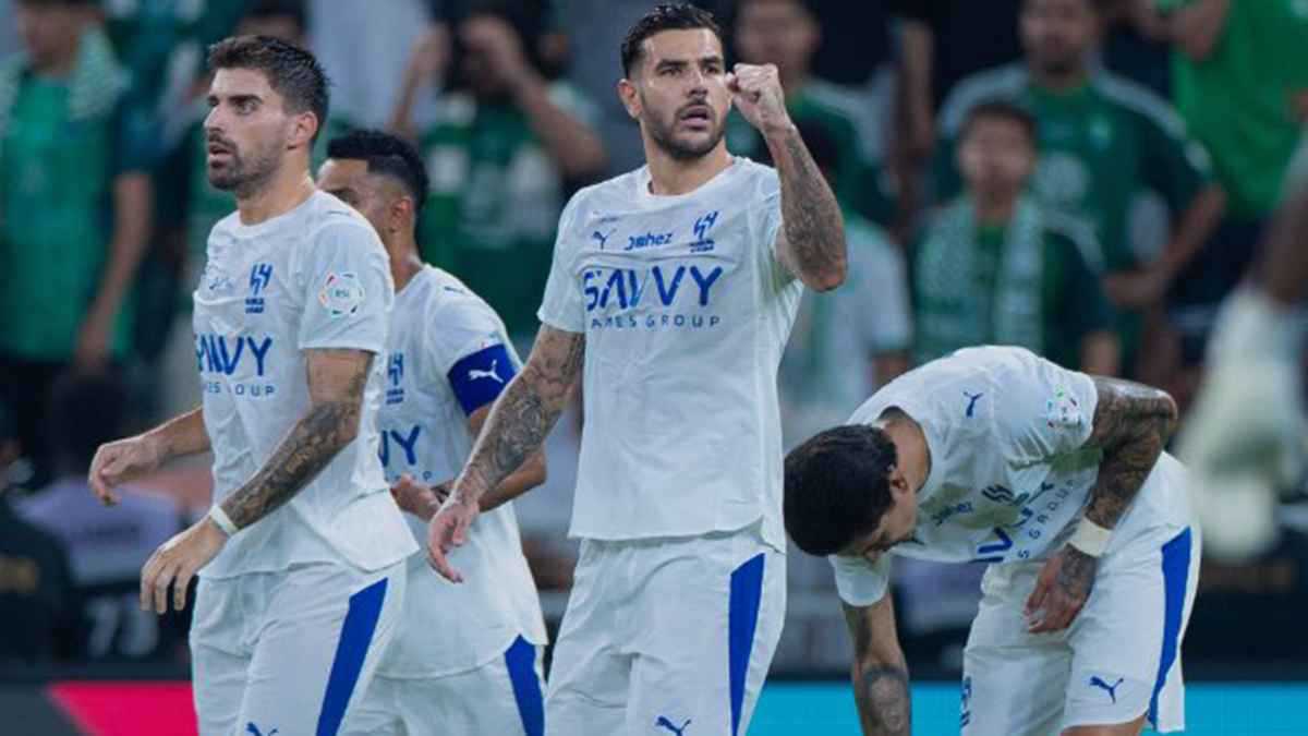 3 نجوم.. من أبهر جماهير الهلال في الفوز الكبير على النجمة؟