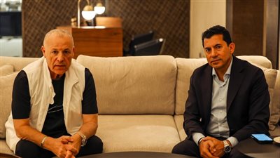 وزير الرياضة وهاني أبو ريدة يجتمعان بمنتخب مصر في معسكر الإمارات