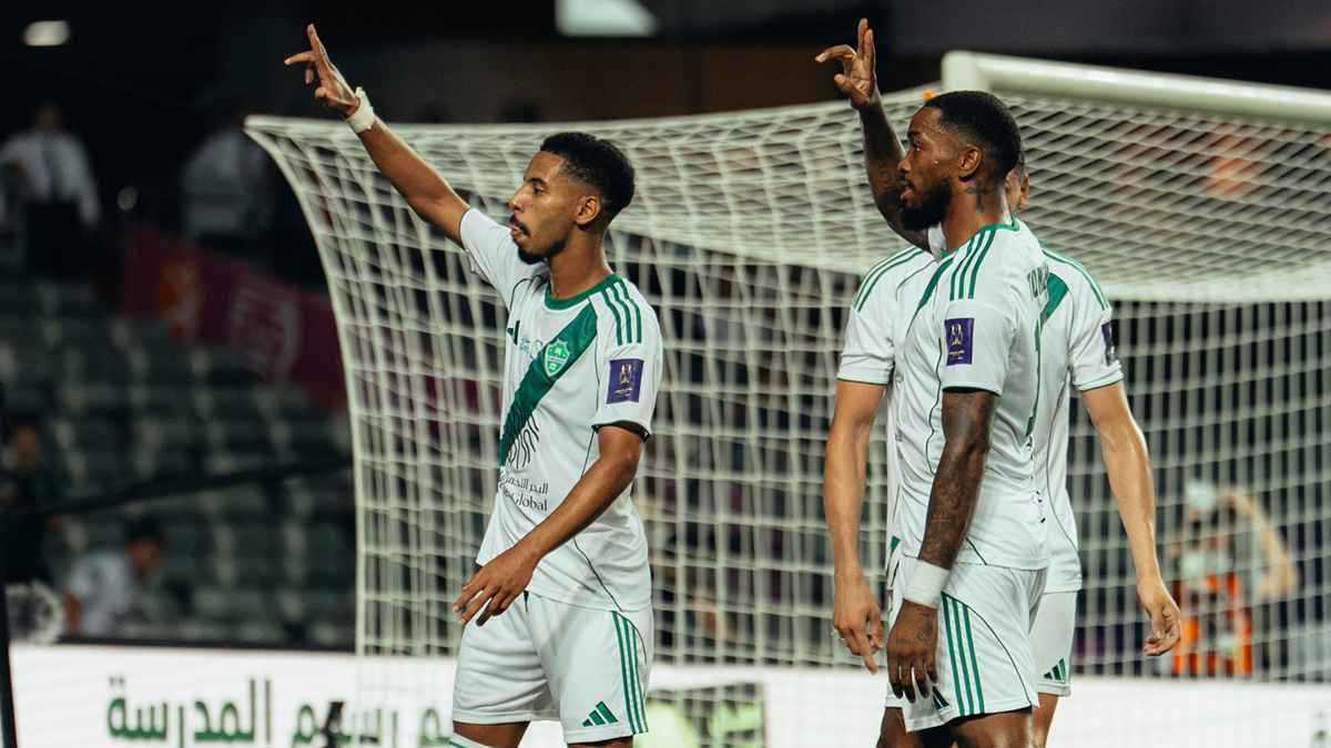 4 أندية إنجليزية تتصارع على نجم الأهلي السعودي