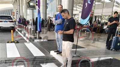 يانيك فيريرا يتواجد في مطار القاهرة بعد إقالته من تدريب نادي الزمالك (خاص)