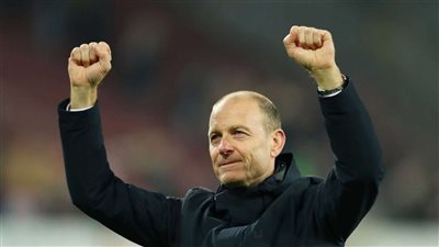 توروب يحاضر لاعبي الأهلي قبل التحرك إلى استاد هزاع بن زايد استعداداً لمواجهة سيراميكا بالسوبر