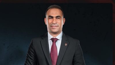 وصول عبد الحفيظ لمقر بعثة الأهلي فى أبو ظبي لدعم الفريق قبل مواجهة سيراميكا بالسوبر