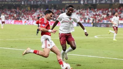 سيطرة الأحمر لا تكفي: التعادل الإيجابي (1/1) يحسم نتيجة الشوط الأول بين الأهلي وسيراميكا كليوباترا في كأس السوبر المصري