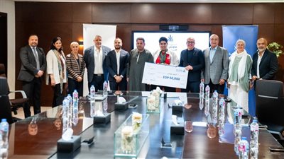 تكريم أحمد مؤمن بعد فوزه بفضية بطولة العالم لرفع الأثقال البارالمبي