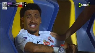 وسط بكاء شديد: خوان بيزيرا يغادر مباراة الزمالك وطلائع الجيش في الدوري المصري الممتاز بسبب الإصابة