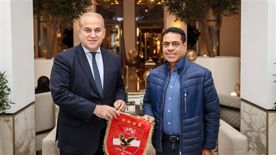 طارق قنديل يهدي درع وعلم الأهلي لسفير مصر بالمغرب