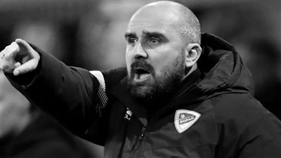القصة الكاملة لوفاة مدرب رادنيتشكي ملادن زيزوفيتش أثناء مباراة في الدوري الصربي