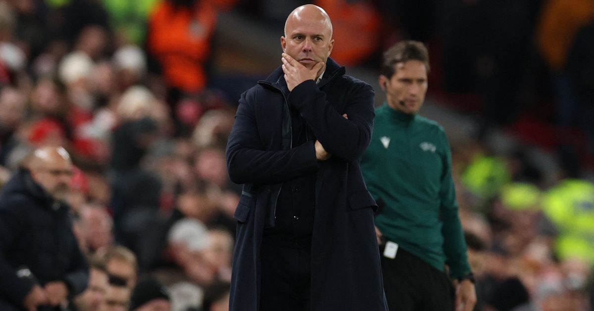 أرني سلوت يدافع عن فان دايك بعد كارثة أيندهوفن