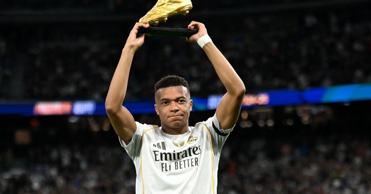 كيليان مبابي يحتفل بالحذاء الذهبي مع جماهير ريال مدريد