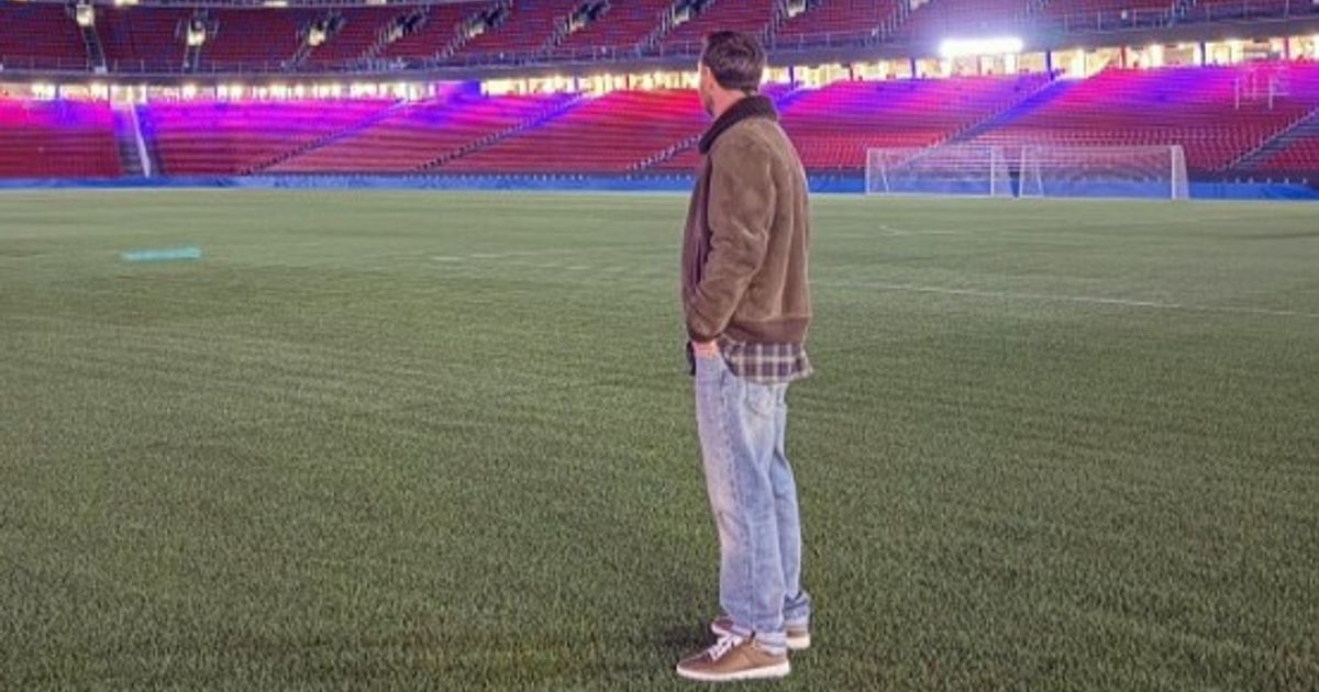 ليونيل ميسي يظهر بشكل مفاجئ في كامب نو ويطلق رسالة مؤثرة