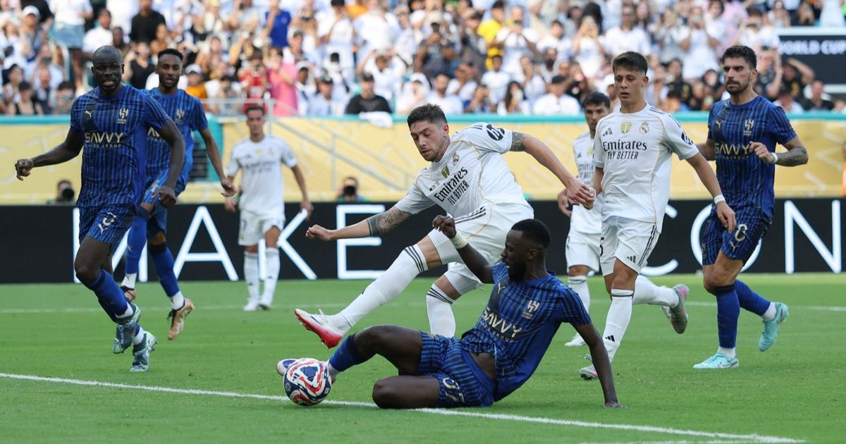 رينارد مدرب السعودية يستبعد مدافع الهلال من معسكر الأخضر