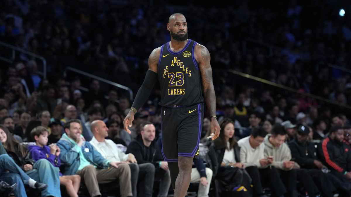 NBA.. ليبرون جيمس يحقق إنجازا تاريخيا بمشاركته مع ليكرز ضد يوتا جاز