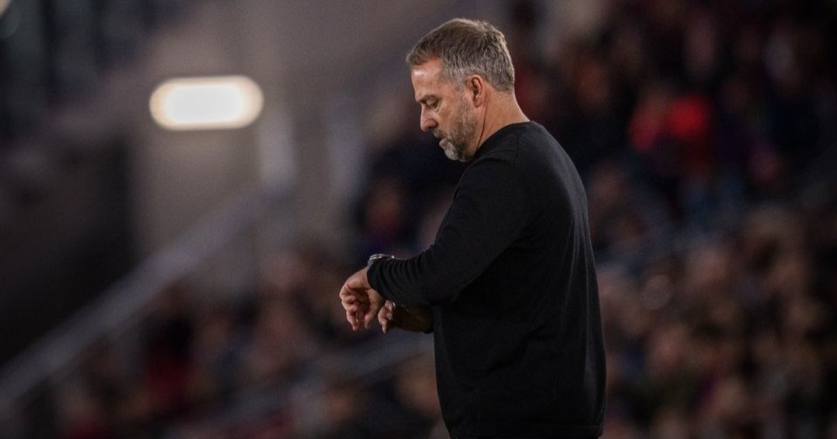 ما السبب الحقيقي وراء حزن هانزي فليك بلقاء برشلونة وألافيس؟