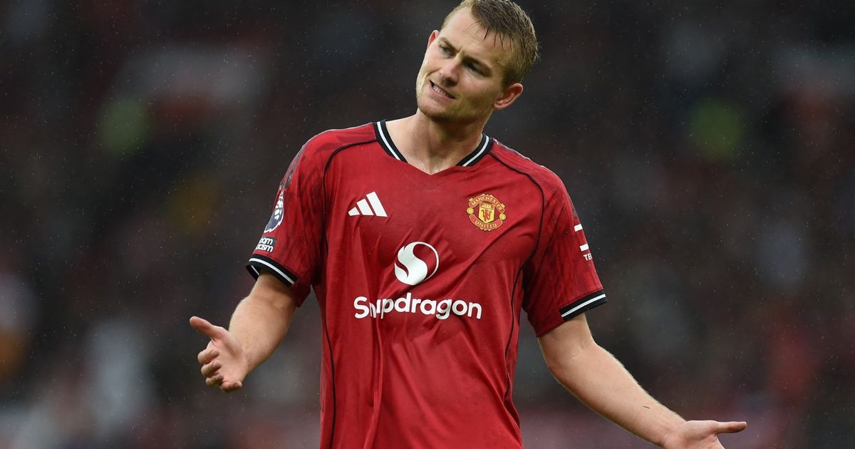 مدافع يونايتد ينتقد زملاءه بعد الهزيمة أمام إيفرتون