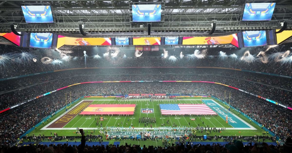 زيدان يُجري قرعة أول مباراة بدوري كرة القدم الأميركية بمدريد