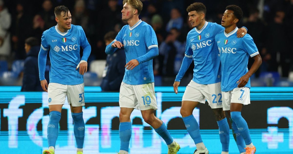 نابولي يحقق فوزاً كبيراً على أتالانتا ويعتلي الصدارة مؤقتاً