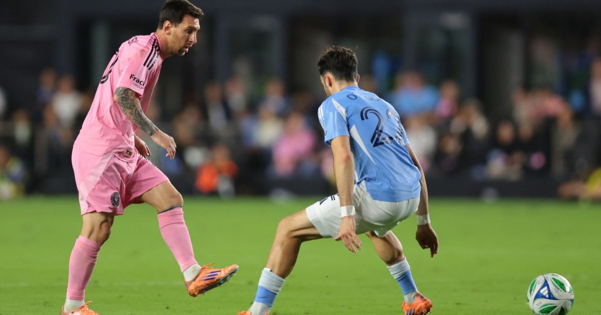 ميسي يحطم رقم بوشكاش وينتزع لقب “ملك الأسيست” في التاريخ