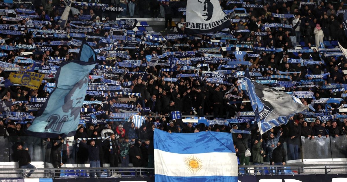 جماهير نابولي تحيي الذكرى الخامسة للراحل دييغو مارادونا