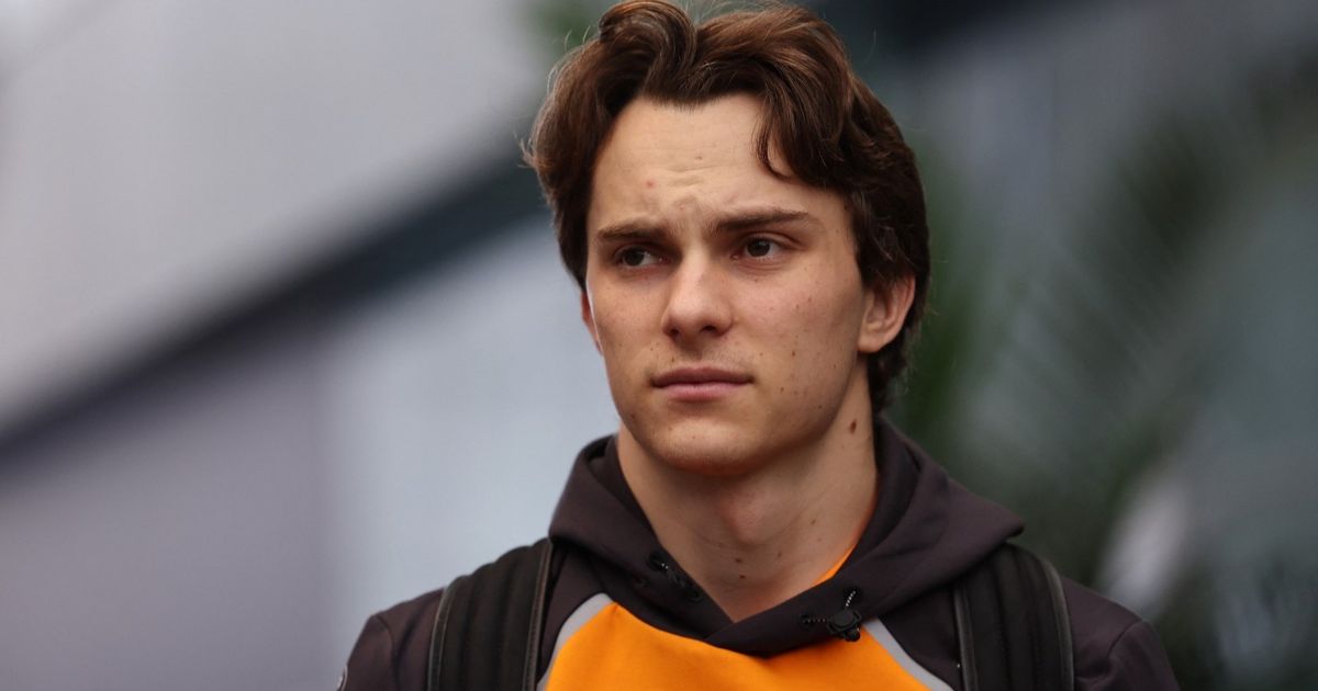 سلسلة مطاعم برغر أسترالية تعتذر بعد “لعنة” بياستري