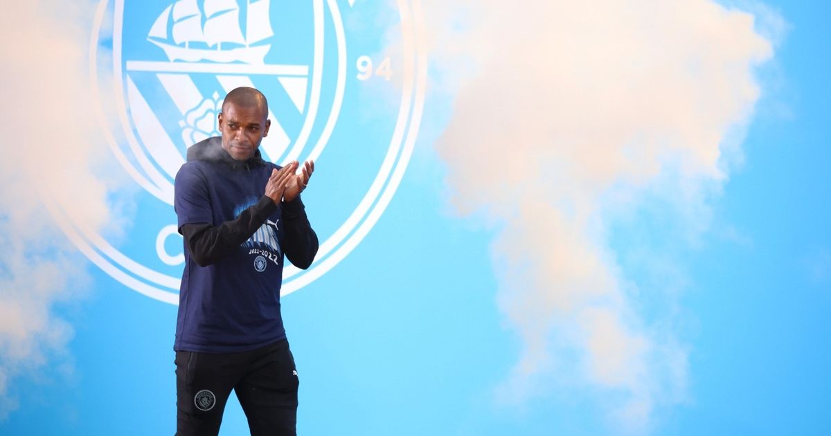 فيرناندينيو نجم مانشستر سيتي السابق يعلن اعتزاله كرة القدم