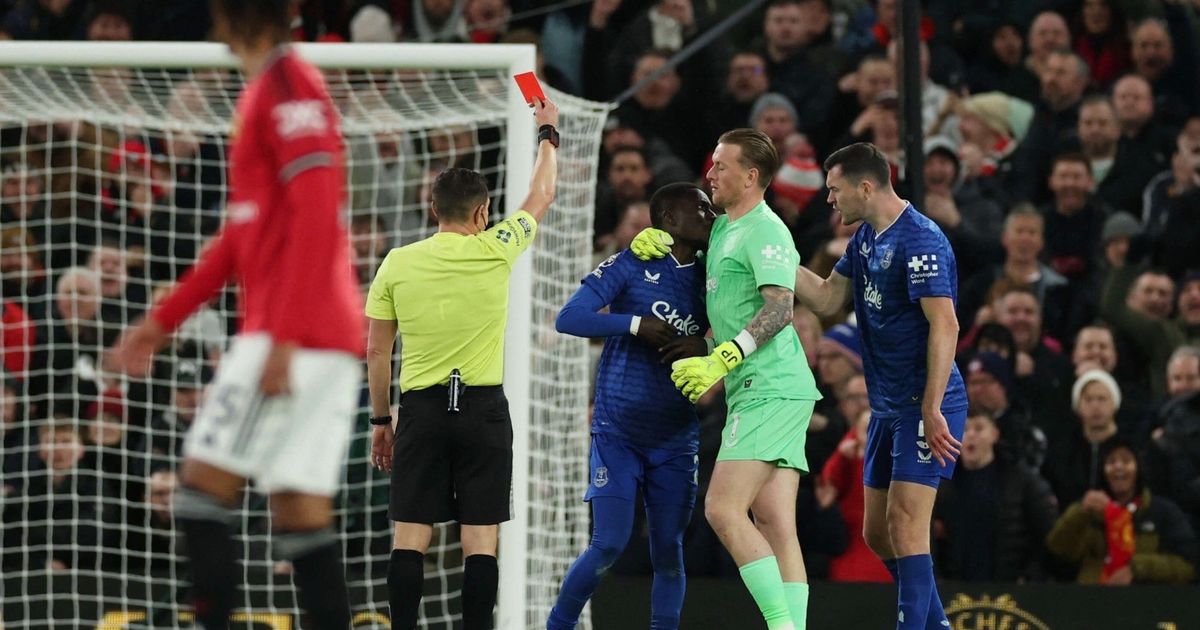 صدمة تاريخية في أولد ترافورد بعد خسارة يونايتد ضد 10 لاعبين