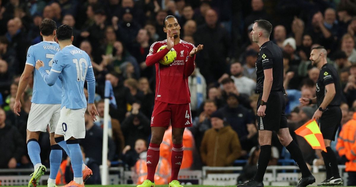 هل أخطأ الحكم في إلغاء هدف ليفربول أمام مانشستر سيتي؟