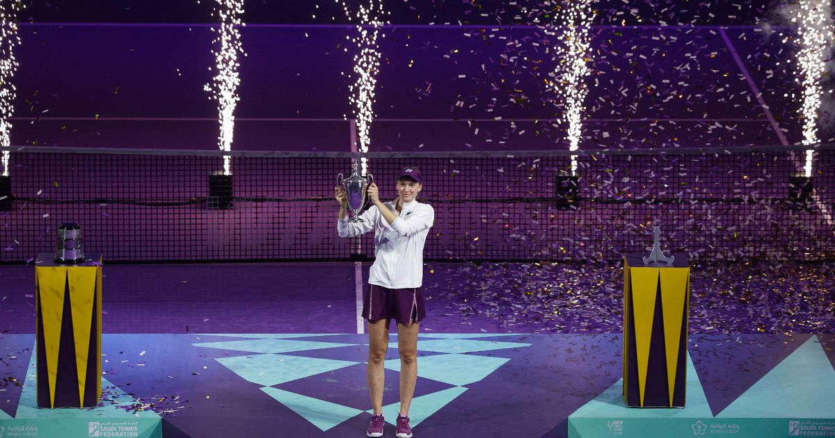 ريباكينا تهزم سابالينكا وتحرز البطولة الختامية بالرياض