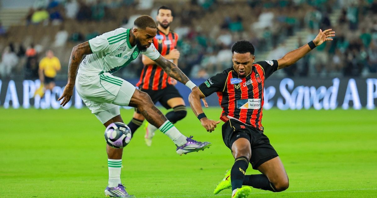 هل يعود مهاجم الأهلي السعودي إلى الدوري الإنجليزي الممتاز؟