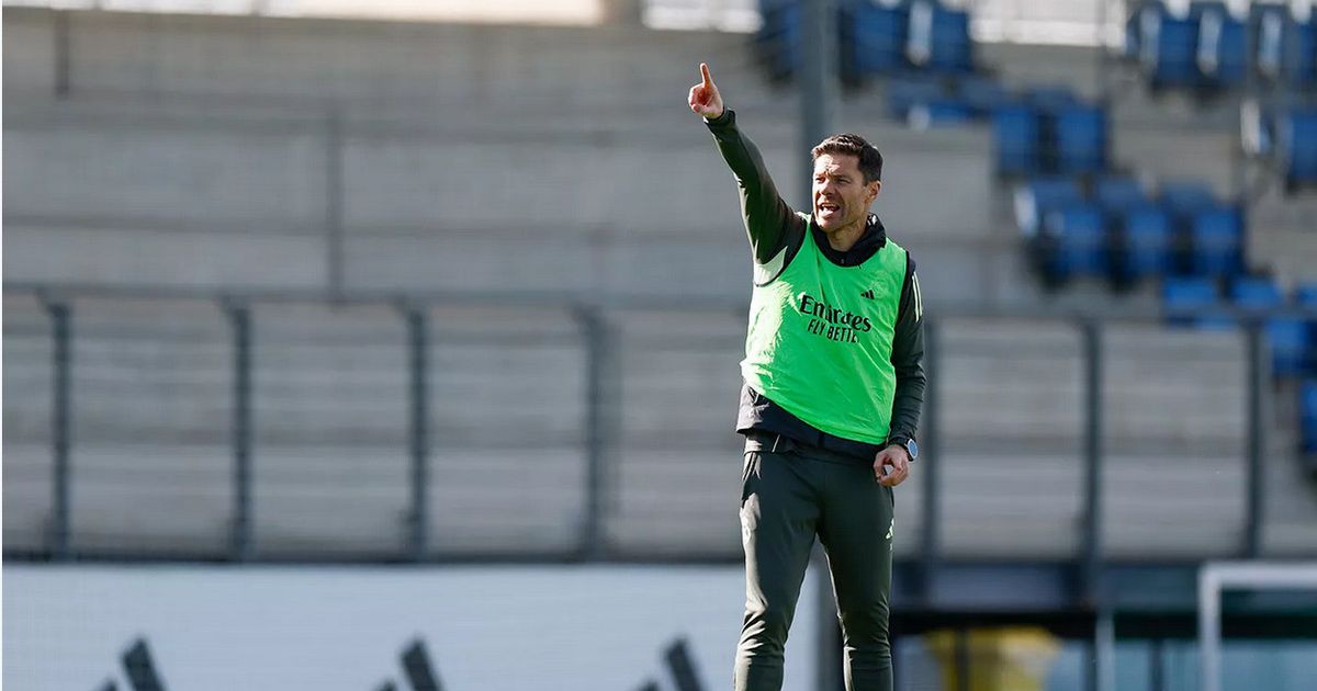 تشابي لا يلوم لاعبي الريال على هزيمة ليفربول.. ويردّ على بيل