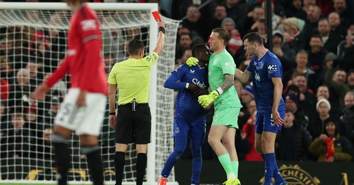 شاهد.. طرد لاعب إيفرتون بعد صفع زميله أمام مانشستر يونايتد