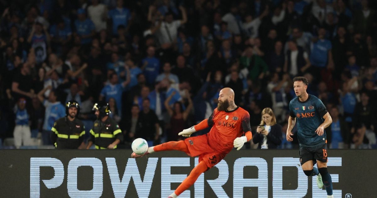 الحارس فانيا يتصدى لركلة جزاء ليتعادل نابولي مع كومو