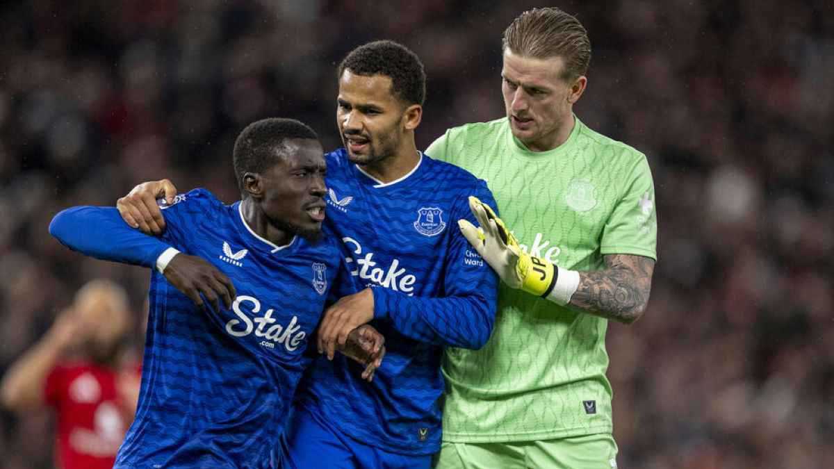 “أحب رؤيتهما يتبادلان الضربات”.. موقف غريب لمدرب إيفرتون بعد معركة بين لاعبيه