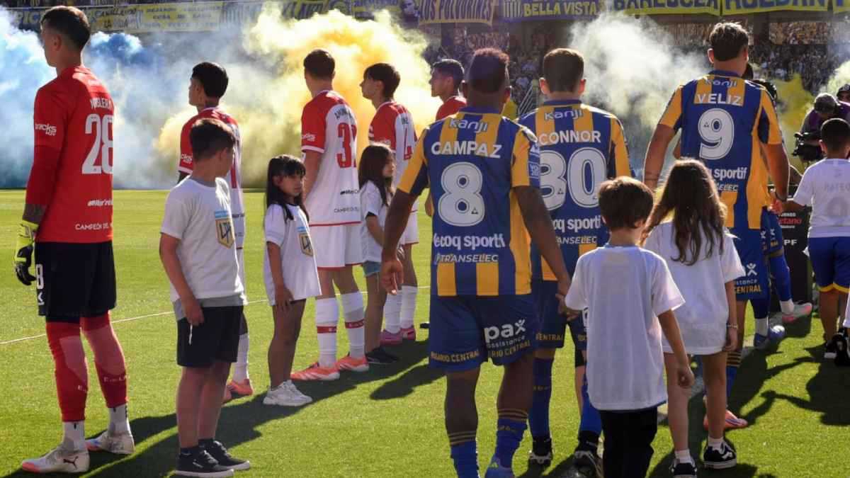 أداروا ظهورهم.. لاعبو إستوديانتس ينظمون ممرا شرفيا غريبا لرفاق دي ماريا (فيديو)