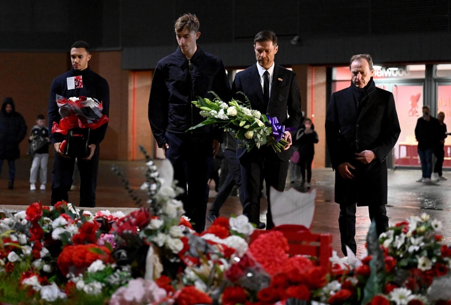 مدرب ريال مدريد تشابي ألونسو ودين هويسن وترينت ألكسندر أرنولد لاعبا الفريق خلال لحظة تكريم لاعب ليفربول الراحل ديوغو جوتا - 3 نوفمبر 2025