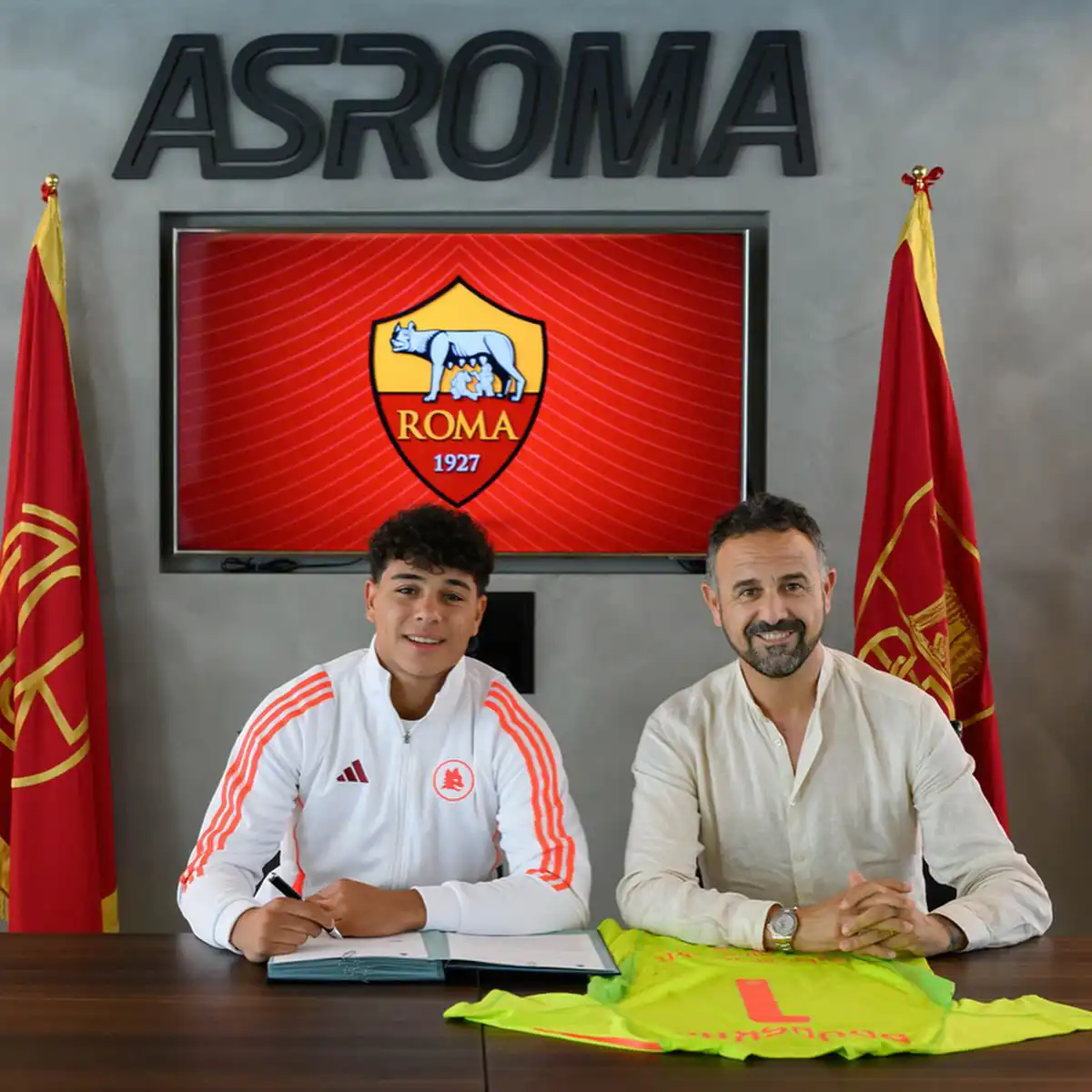 بوعسكر خلال التوقيع لروما