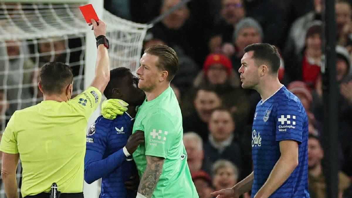 أول تعليق من إدريسا جاي نجم إيفرتون بعد واقعة طرده الغريبة (صورة)