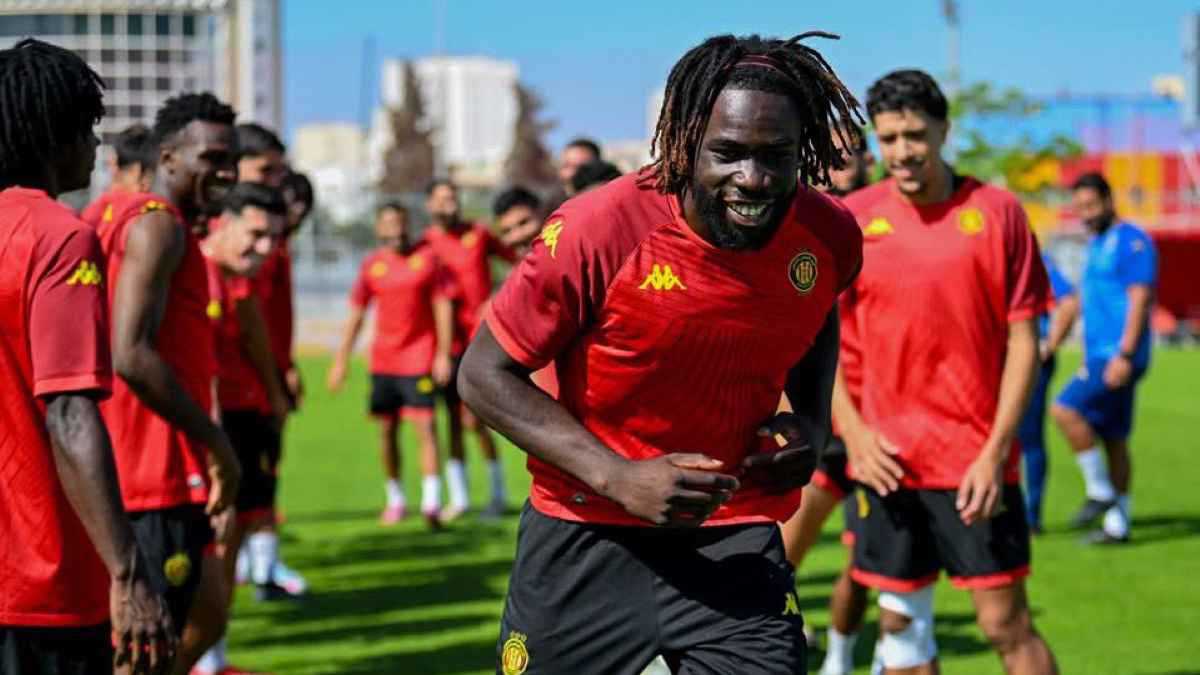 أول ظهور لمهاجم الترجي بعد إصابته القوية في الرأس أمام الصفاقسي (صورة)