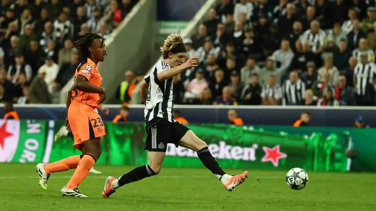 أنتوني غوردون نجم نيوكاسل يونايتد في مباراة برشلونة