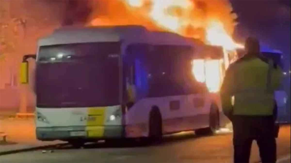 احتراق حافلة لمشجعي برشلونة قبل مواجهة كلوب بروغ (فيديو)